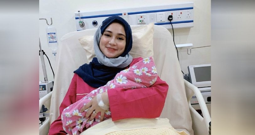 Wawa Zainal bersalin anak perempuan