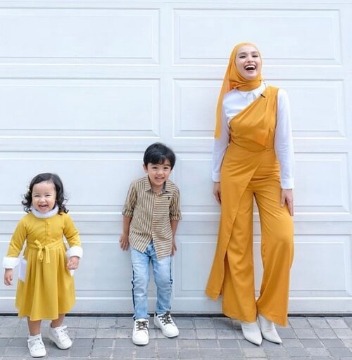 Tya Arifin bersama anak-anak