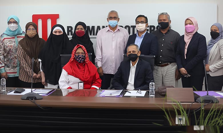 Bergambar bersama wakil usahawan dan tetamu yang hadir di Rahman Brothers, Shah Alam