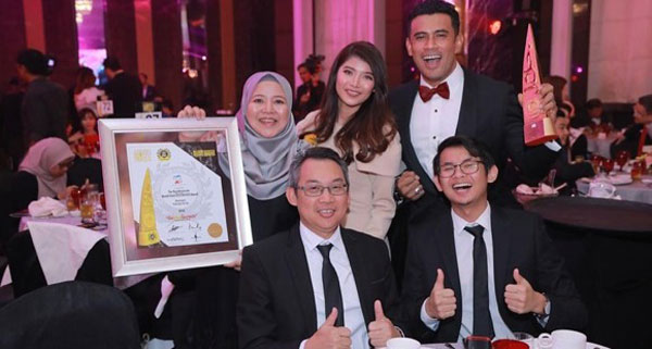 Fatin Diana bersama keluarganya dan Remy Ishak ketika Origina diiktiraf The Brandlaureate World Halal Bestbrands Awards beberapa tahun lalu.