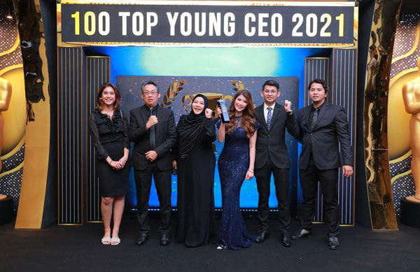 Ketua Pegawai Eksekutif, Fatin Diana Mohd Zain bersama keluarga di 100 Top Young CEO 2021