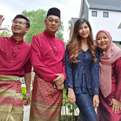 Fatin Diana bersama ibu bapa dan adiknya