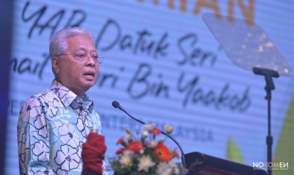 Dato' Sri Ismail Sabri bersama pengasas raifili batik Siti Fitryah Harun