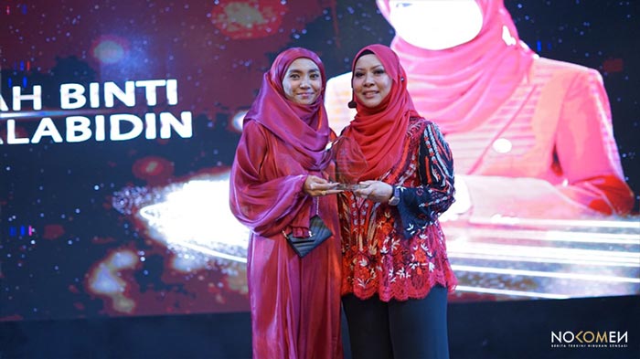 Kartika Wati menyampaikan anugerah Icon Circle Leaders Award kepada Nadiah Zainal Abidin di atas pencapaian cemerlang di dalam membangunkan rangkaian masing-masing