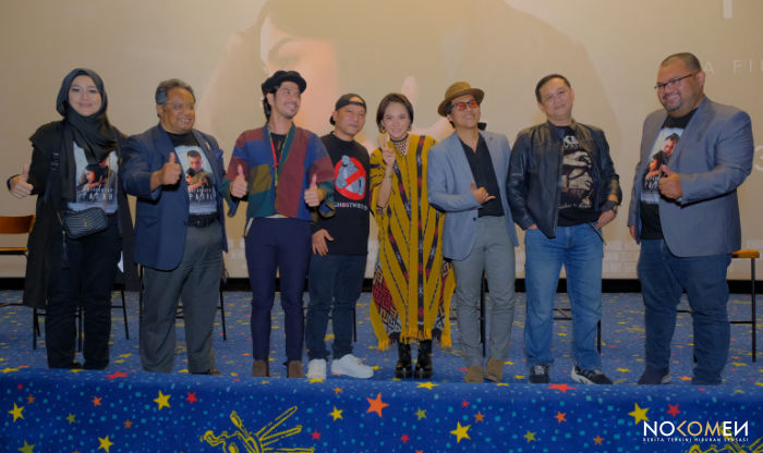 Sebahagian daripada barisan pelakon Sayap Sayapp Patah terdiri dari Ariyo Wahab (tiga dari kiri) Iwa K, Poppy Sovia, Nugie (bertopi), dan Penerbit, Denny Siregar (dua dari kanan).