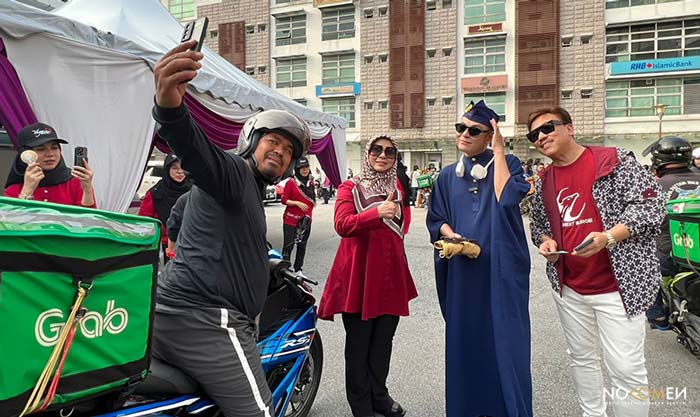 'Rider' bergambar kenangan selepas menerima Bingkisan Raya Rider Eskayvie 2023 yang disampaikan oleh Dr Syid Ayob, Kartika Wati dan Pak Nil