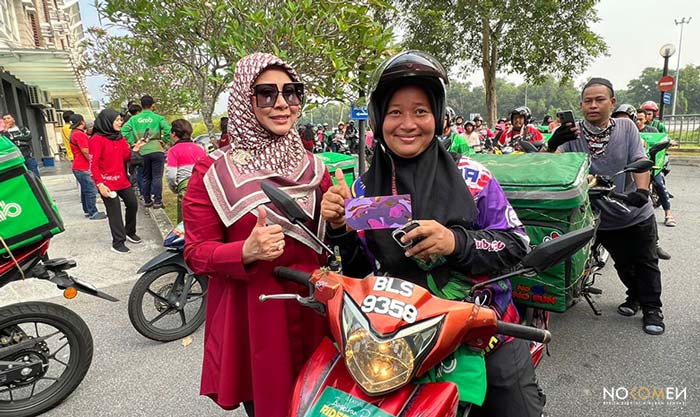 _Terserlah wajah kegembiraan ‘rider’ wanita menerima Duit Raya, Juadah Raya dan Eskayvie Afeeya Cafe daripada Kartika Wati Mohamed, Pengarah Urusan Eskayvie
