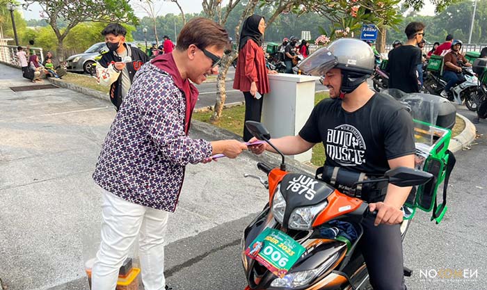 Dr Syid Ayob Syid Mustafa AlQudri, formulator produk berkualiti Eskayvie menyampaikan duit raya, juadah raya serta Eskayvie Afeeya Cafe kepada ‘rider’ yang telah berkumpul di ibu pejabat Eskayvie, Seksyen 13, Shah Alam