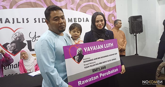  Mas Hazirah Saifudin menyerahkan sumbangan RM72,400 kepada Adik Muhammad Adib Muhammad Azahar Zikri