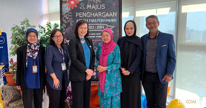Terbaharu, Mas Hazirah binti Saifuddin mewakili Yayasan Luth menerima Anugerah Penghargaan Para Penyumbang oleh Universiti Malaya ditemani Pengarah Yayasan Luth, Saifuddin bin Abu Bakar dan Mantan Pengerusi Penyakit Jarang Jumpa Malaysia, Dato' Hatijah binti Ayob.