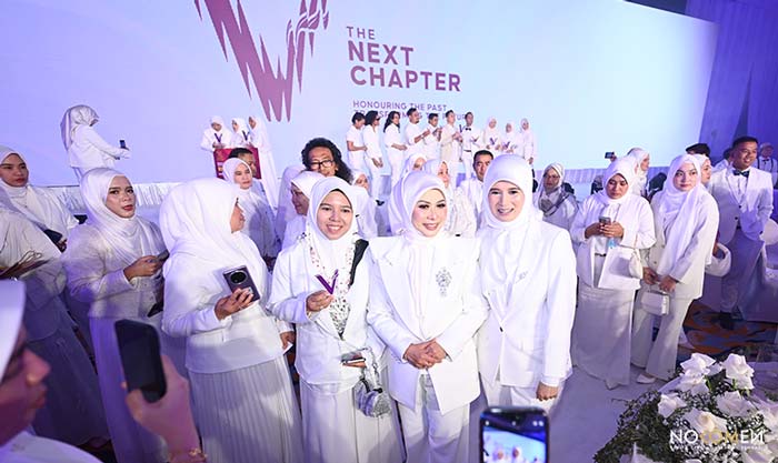 Kartika Wati meraikan sebahagian usahawan yang hadir ke Eskayvie Grand Annual Dinner 2025.