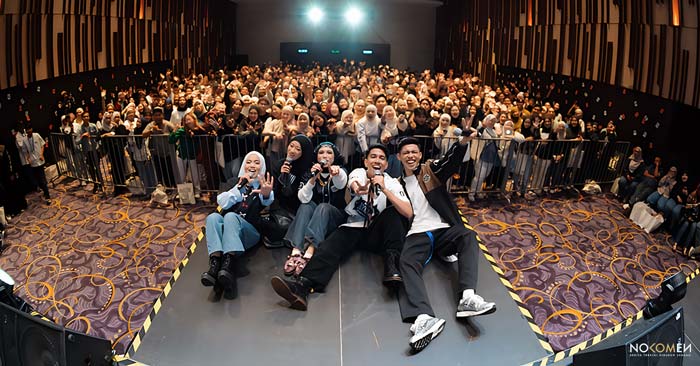 Artis XO House mengabadikan kenangan di atas pentas sebelum melabuhkan persembahan, Zubir Khan (kanan) diikuti Naim Daniel, Iman Troye (tengah), Dalia Farhana dan Alya Mardien ( kiri)