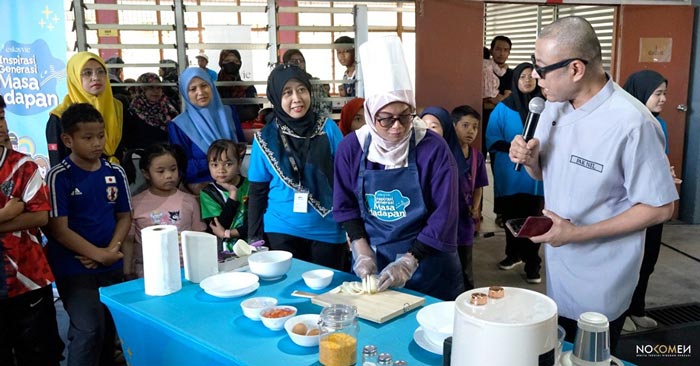 Peserta terpilih berpeluang memasak bersama Datuk Aznil dalam demo masakan sihat dan mudah untuk seisi keluarga.