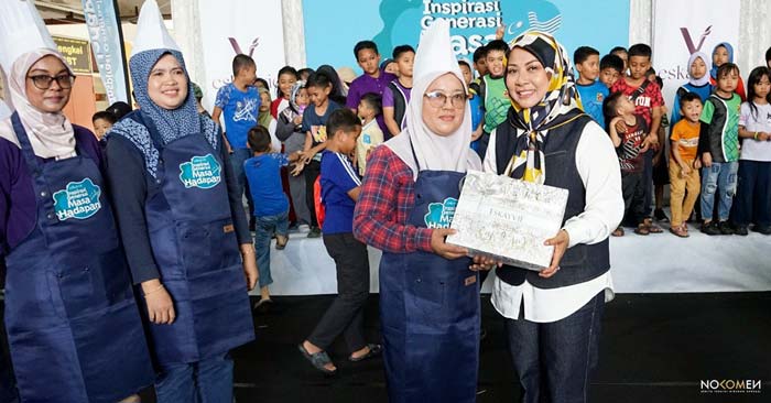 Pengarah Urusan Eskayvie, Kartika Wati Mohamed menyampaikan hadiah kepada para peserta demo masakan resipi sihat - Kempen Inspirasi Generasi Masa Hadapan