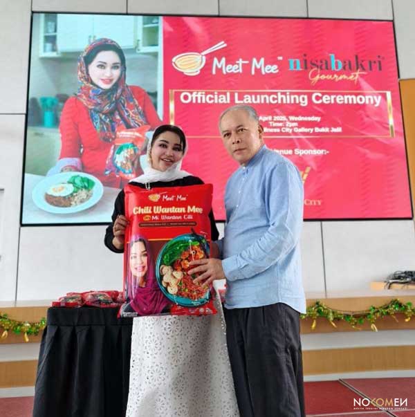 Chef Puan Sri Nisa Bakri bersama suami, Tan Sri Mohd Bakri Mohd Zinin