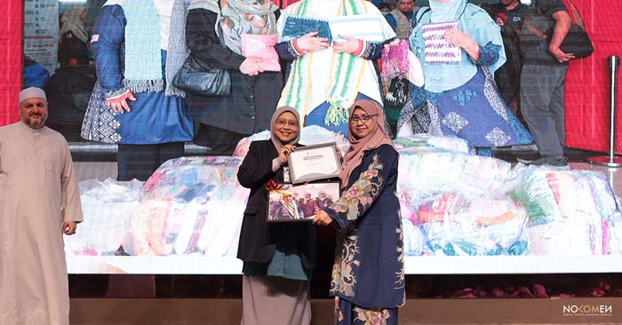 Puan Hanorliza Shamsul Annuar - hasil kraftangan - crochets oleh wanita-wanita seluruh Malaysia yang bermula dari hobi tapi kini menjadi rutin tahunan mereka menyediakan crochets buat pelarian2 Syria melalui projek Warm Their Winter dari tahun 2018 hingga kini.