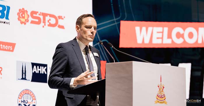 Tim Bostridge, Pengarah Urusan Hannover Fairs Asia-Pasifik dan Hannover Fairs Australia, memberi ucaptama beliau di Sidang Kemuncak Selangor Techsphere 2025.